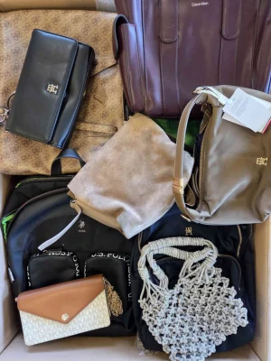 The picture shows a package with accessories in the category HD.