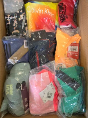 The photo shows a package with clothing in the category AU.