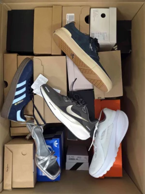The photo shows a package with footwear in the category BS.