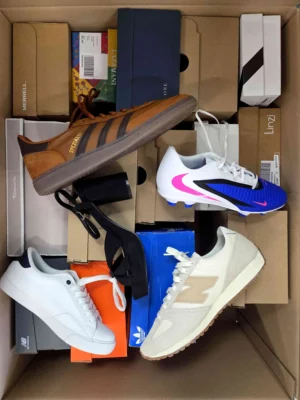 The photo shows a package with footwear in the category BS.