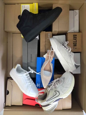 The photo shows a package with footwear in the category BS.