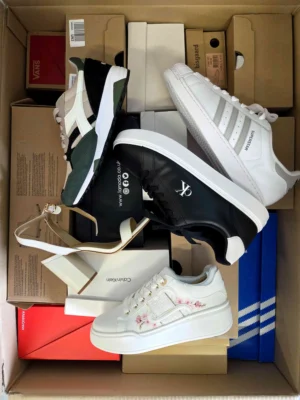 The photo shows a package with footwear in the category BS.