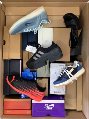 The photo shows a package with footwear in the category BS.