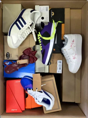 The photo shows a package with footwear in the category BS.
