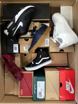 The photo shows a package with footwear in the category BS.
