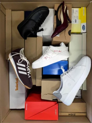 The photo shows a package with footwear in the category BS.