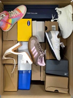 The photo shows a package with footwear in the category BS.