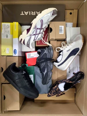 The photo shows a package with footwear in the category BS.