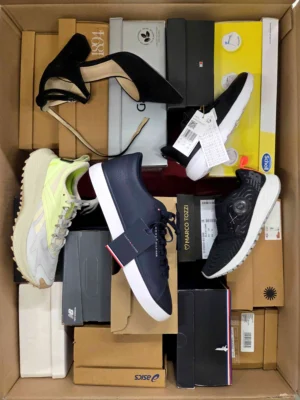 The photo shows a package with footwear in the category BS.