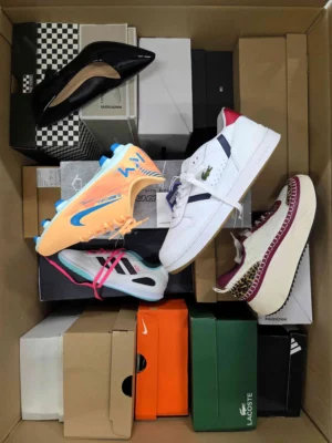 The photo shows a package with footwear in the category BS.