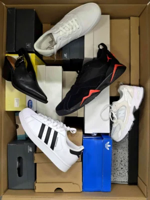 The photo shows a package with footwear in the category BS.