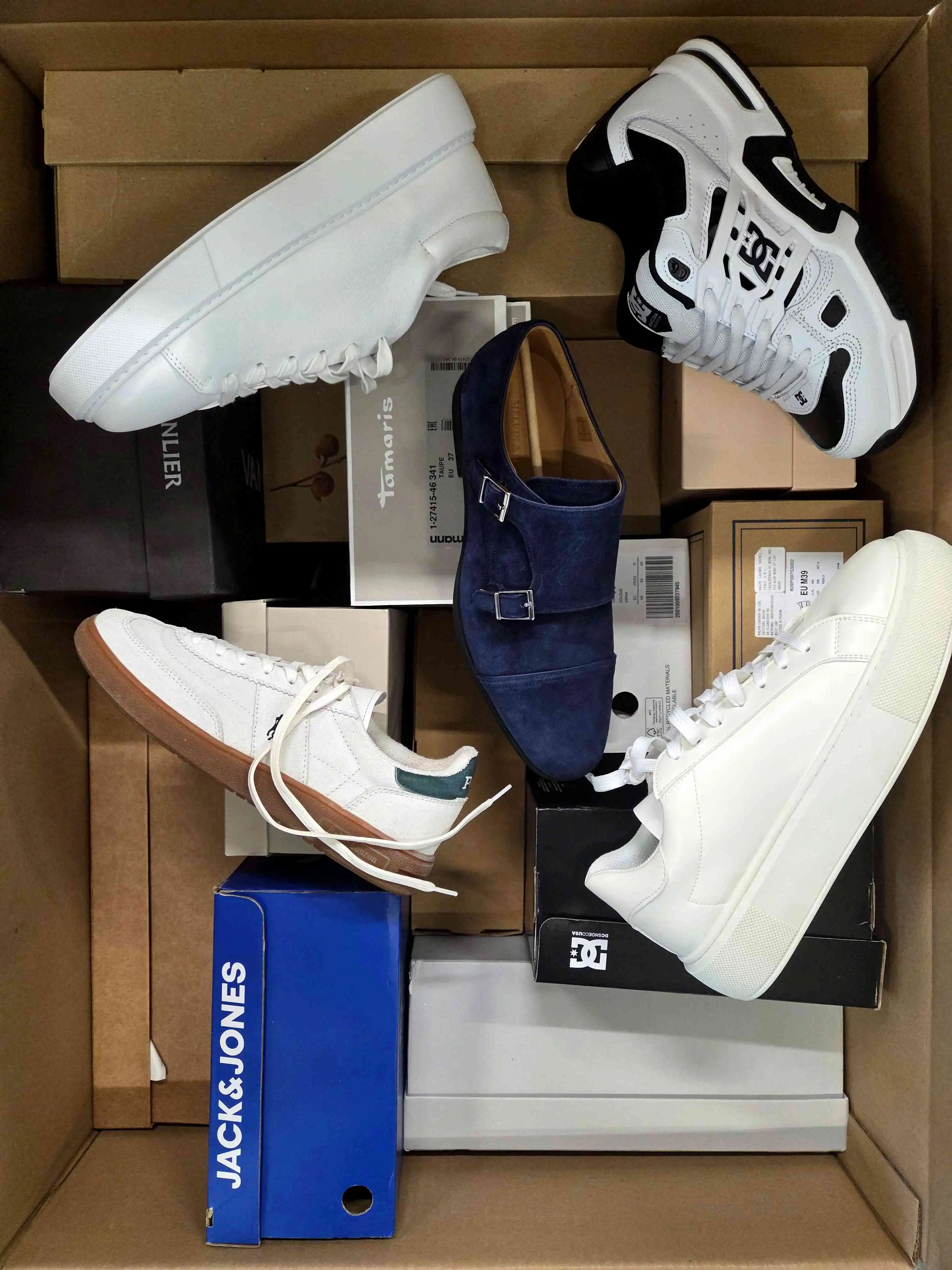 BS3191 3 The photo shows a package with footwear in the category BS.
