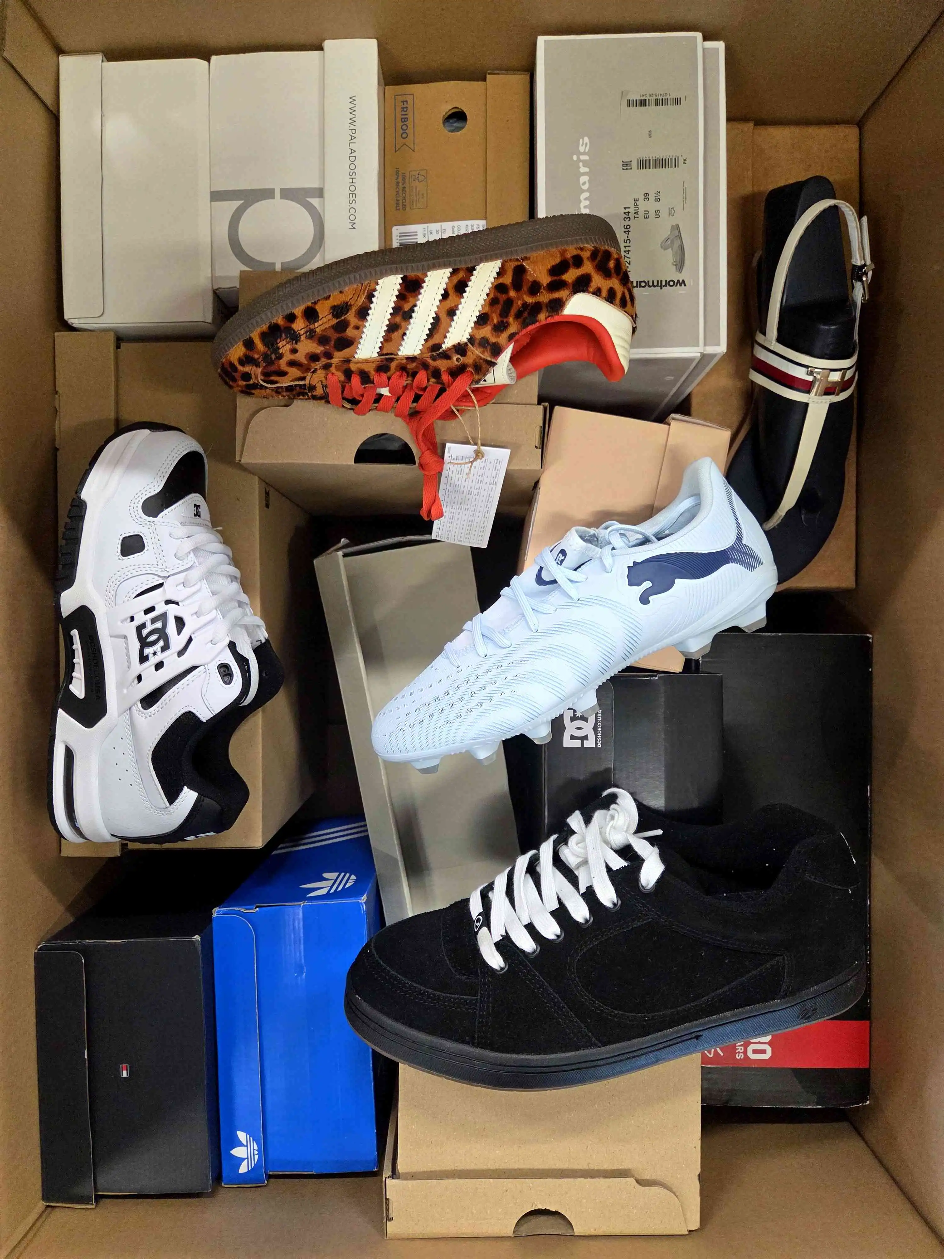 BS3194 3 The photo shows a package with footwear in the category BS.