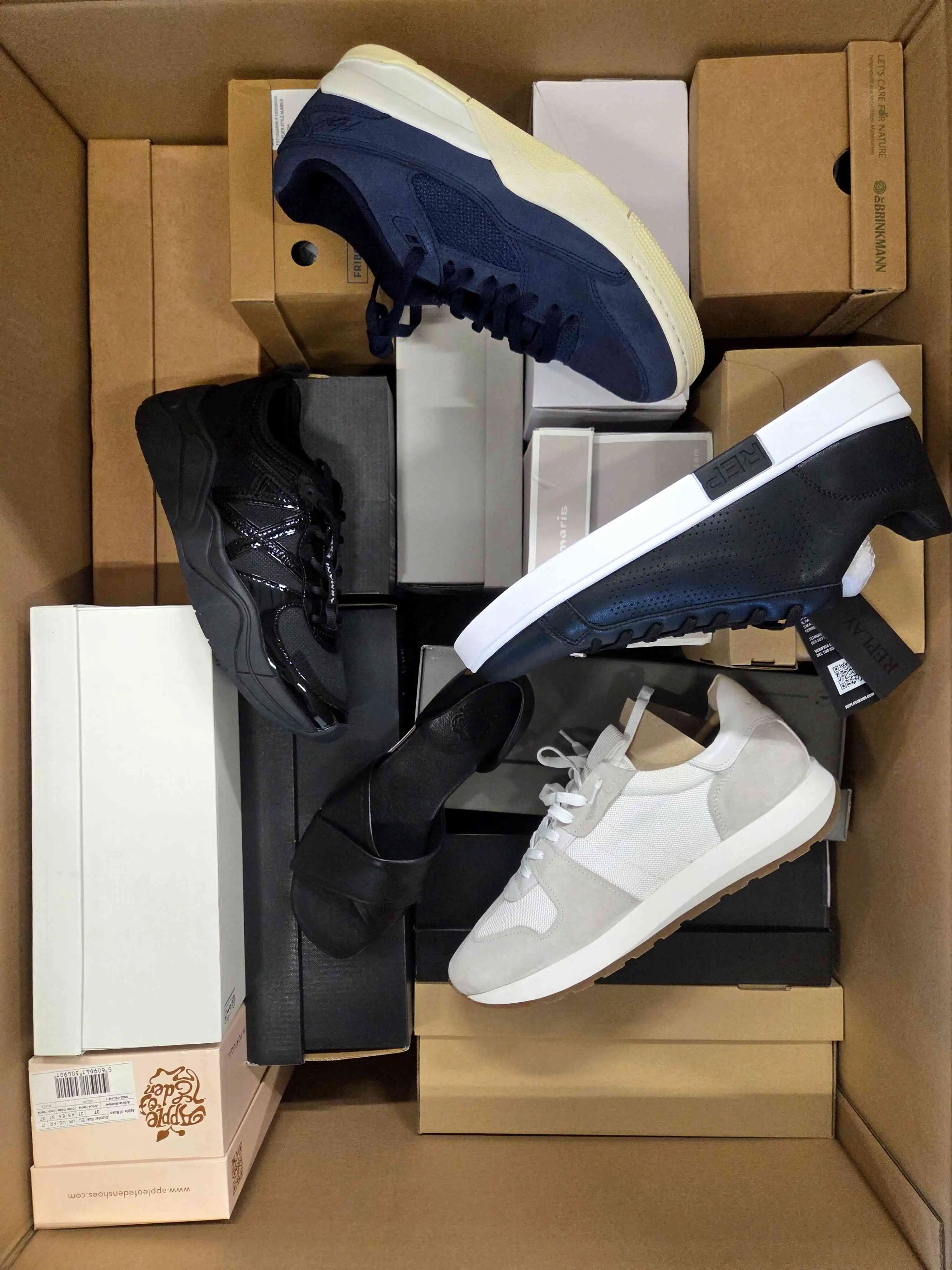 BS3195 3 The photo shows a package with footwear in the category BS.