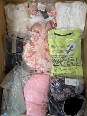 The photo shows a package with clothing in the category B.