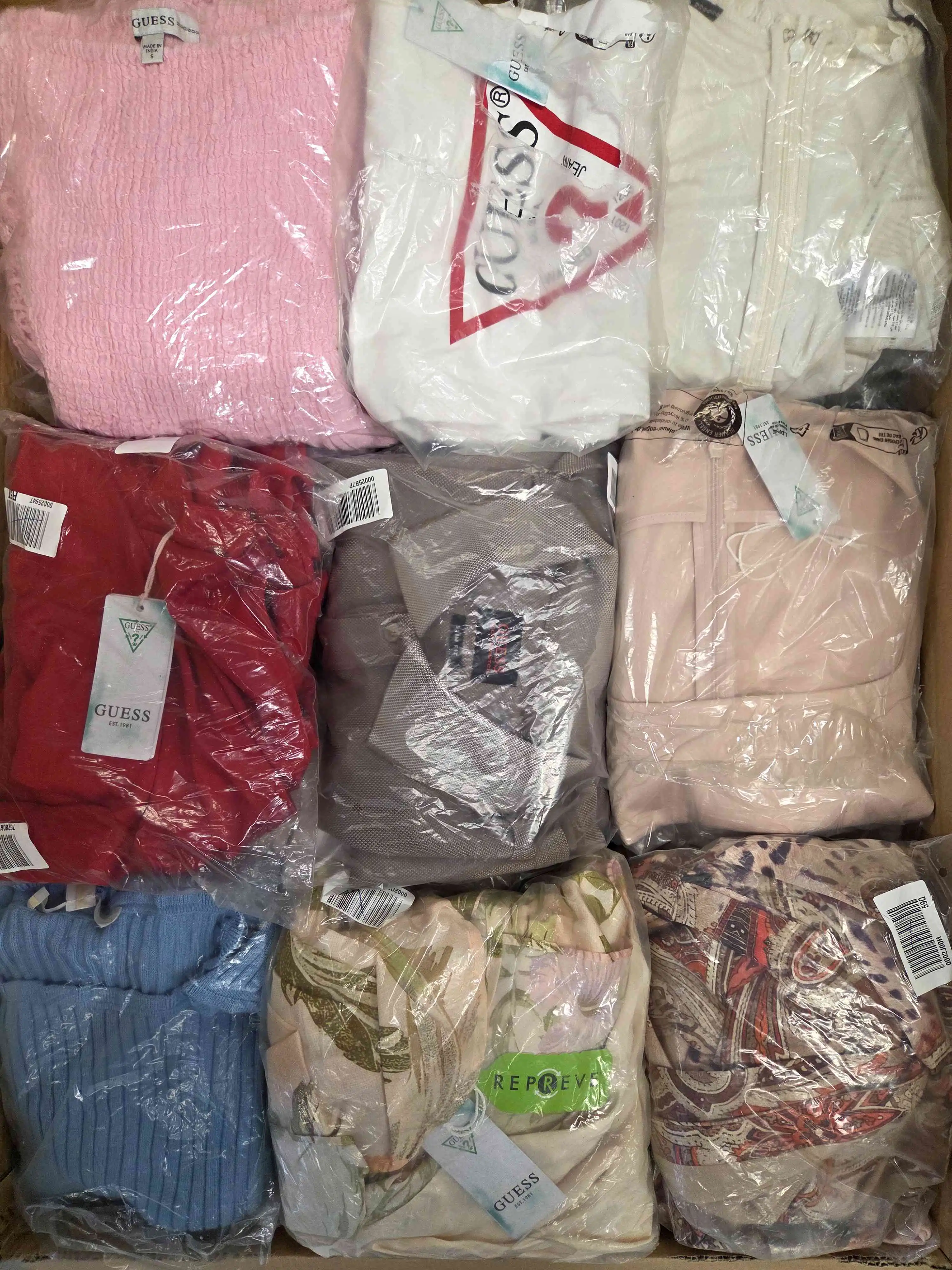 GB374 3 The photo shows a package with clothing in the category B.