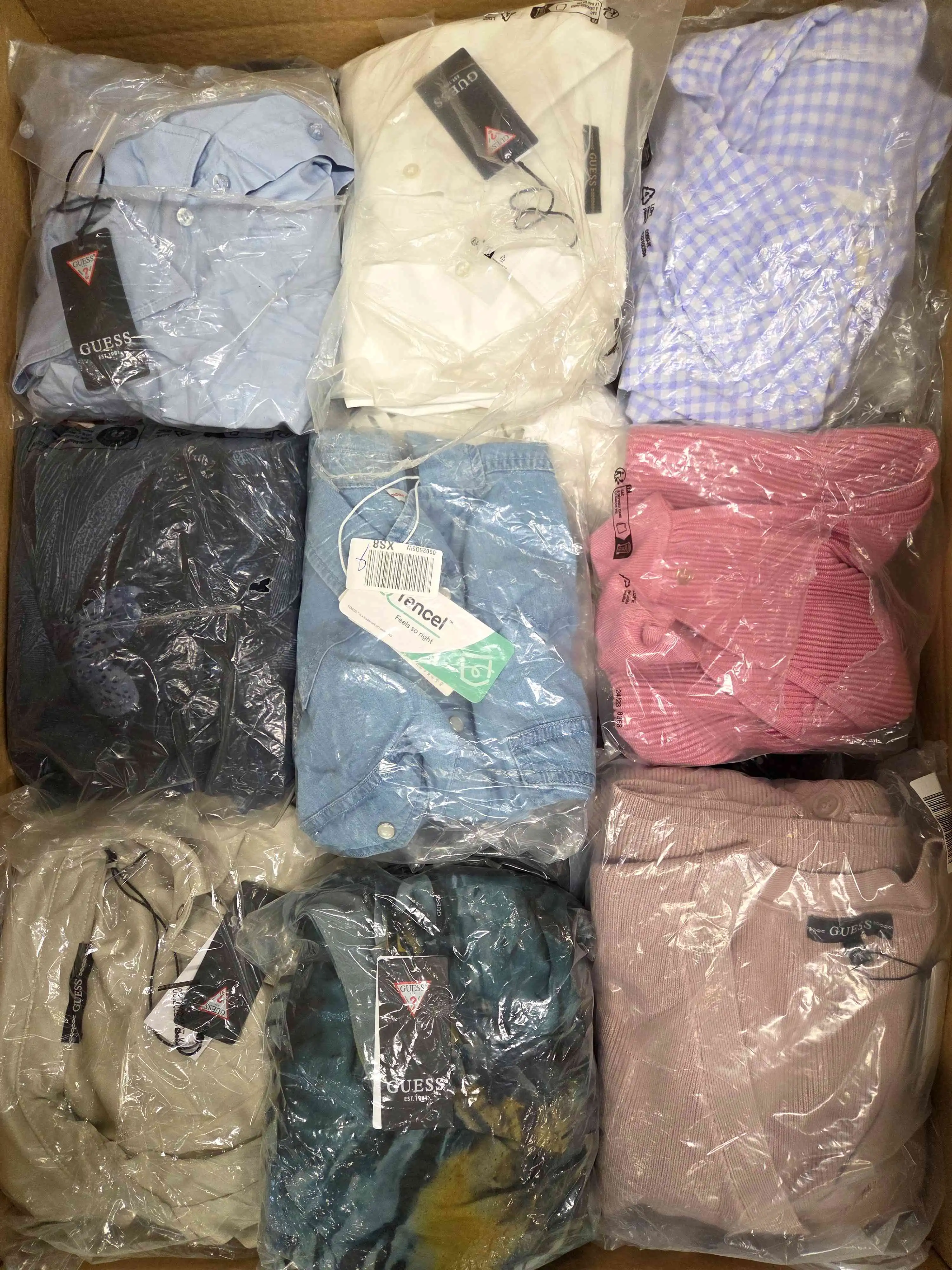 GB378 3 The photo shows a package with clothing in the category B.