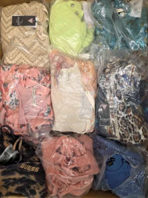 The photo shows a package with clothing in the category B.