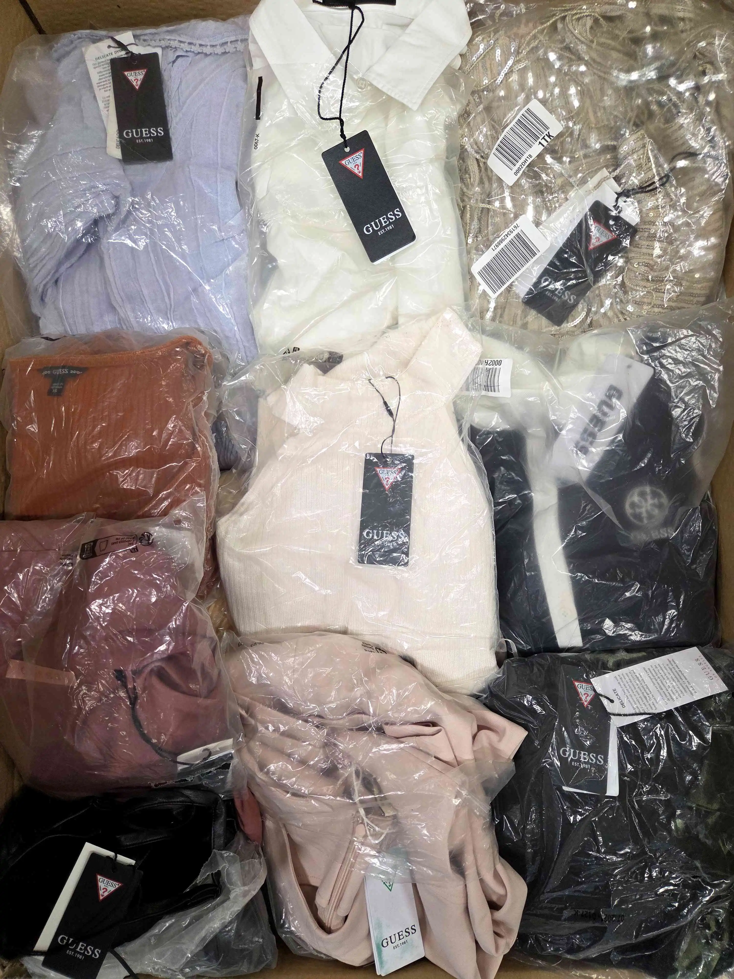GB384 3 The photo shows a package with clothing in the category B.