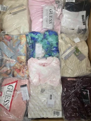 The photo shows a package with clothing in the category B.