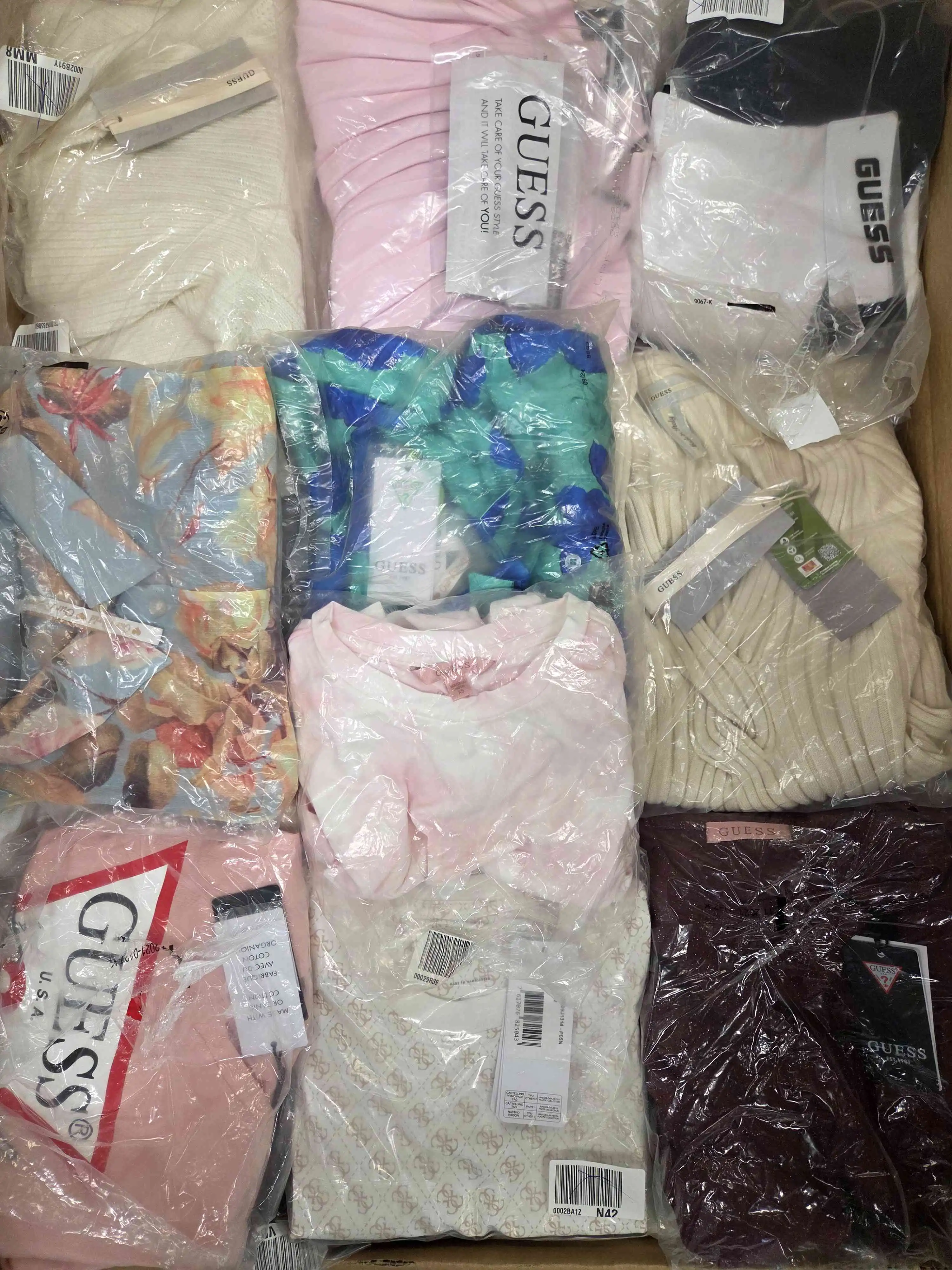 GB391 3 The photo shows a package with clothing in the category B.