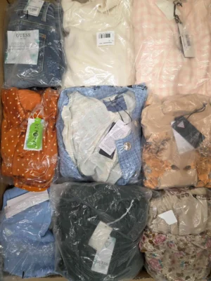 The photo shows a package with clothing in the category B.