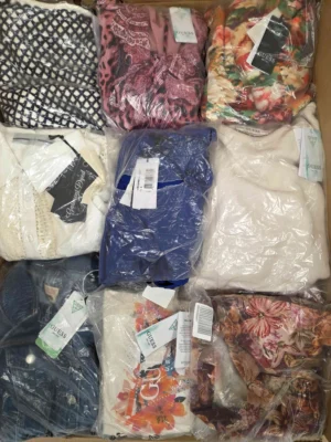 The photo shows a package with clothing in the category B.