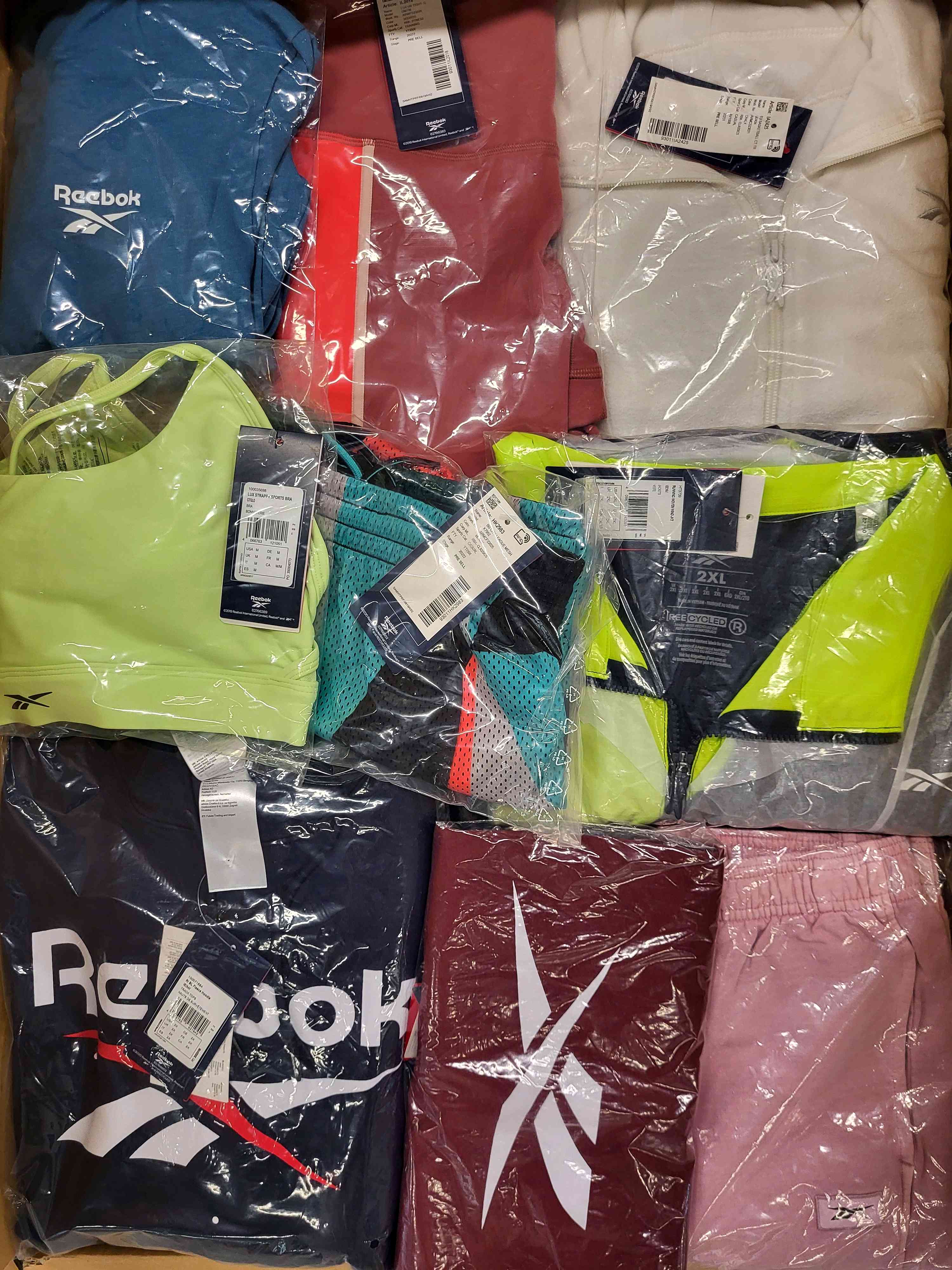 R430 3 The photo shows a package with clothing in the category R.