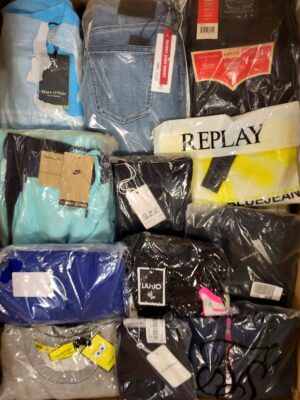 The photo shows a package with clothing in the category K.