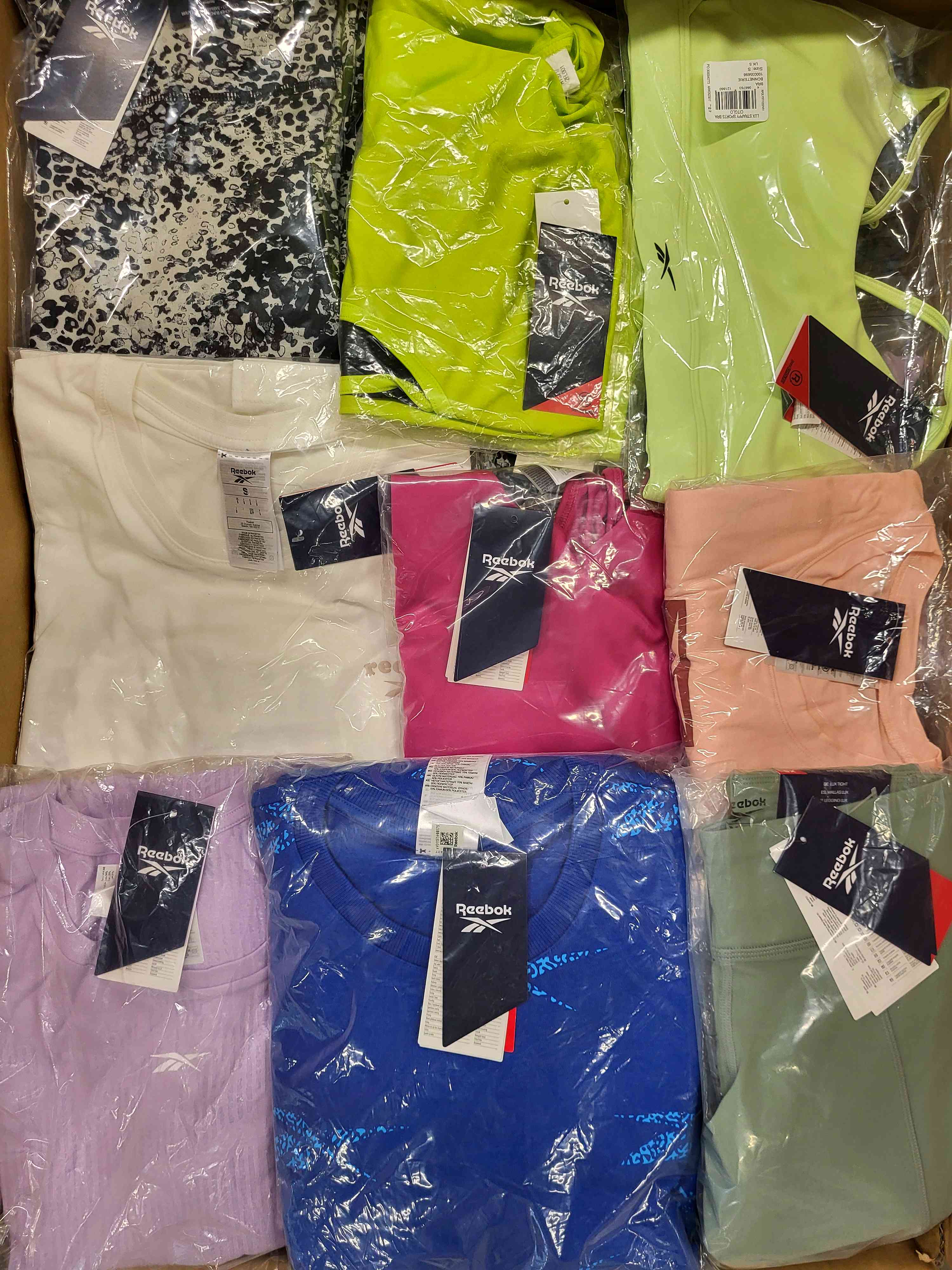 R432 3 The photo shows a package with clothing in the category R.