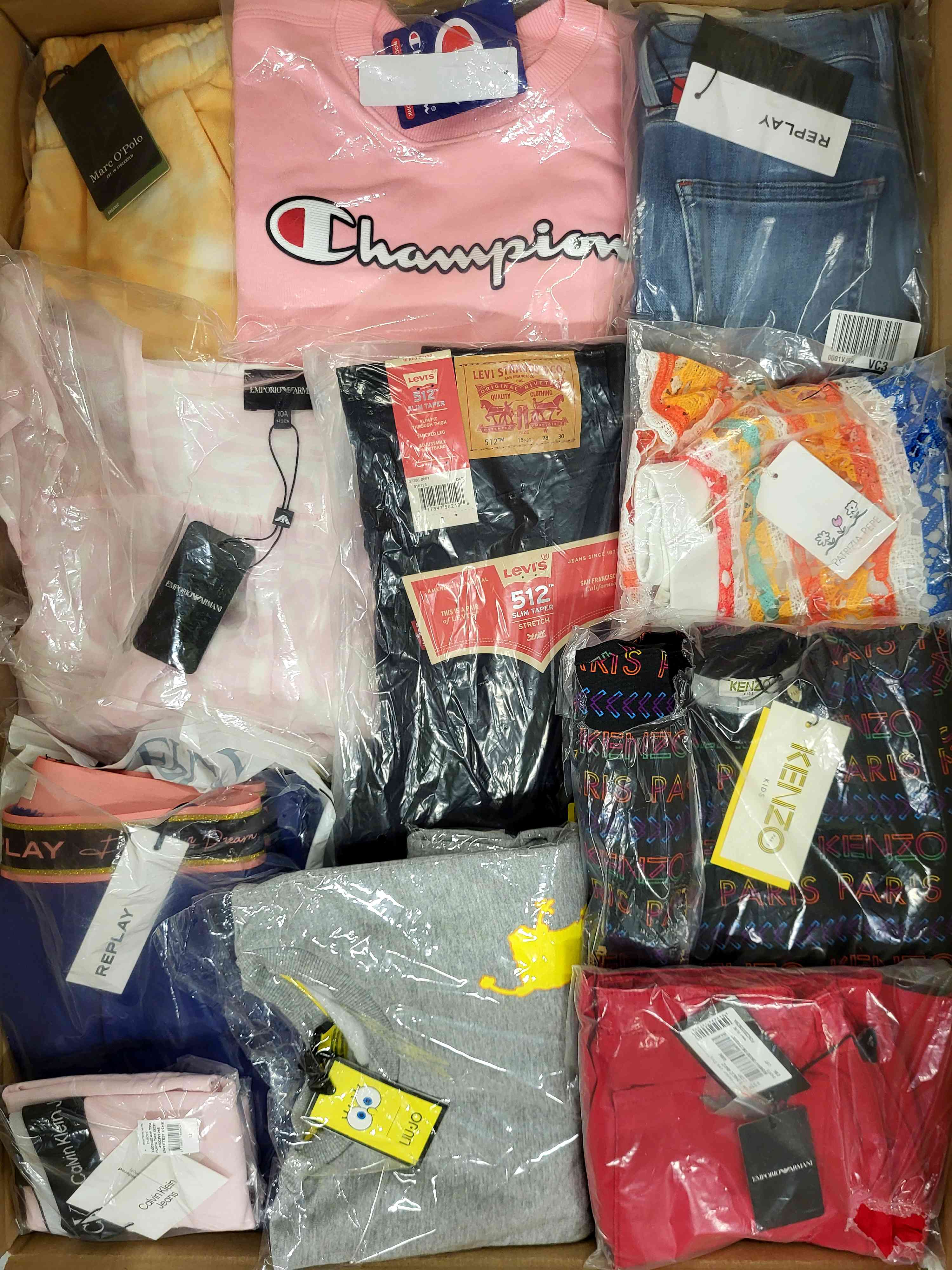K433 3 The photo shows a package with clothing in the category K.