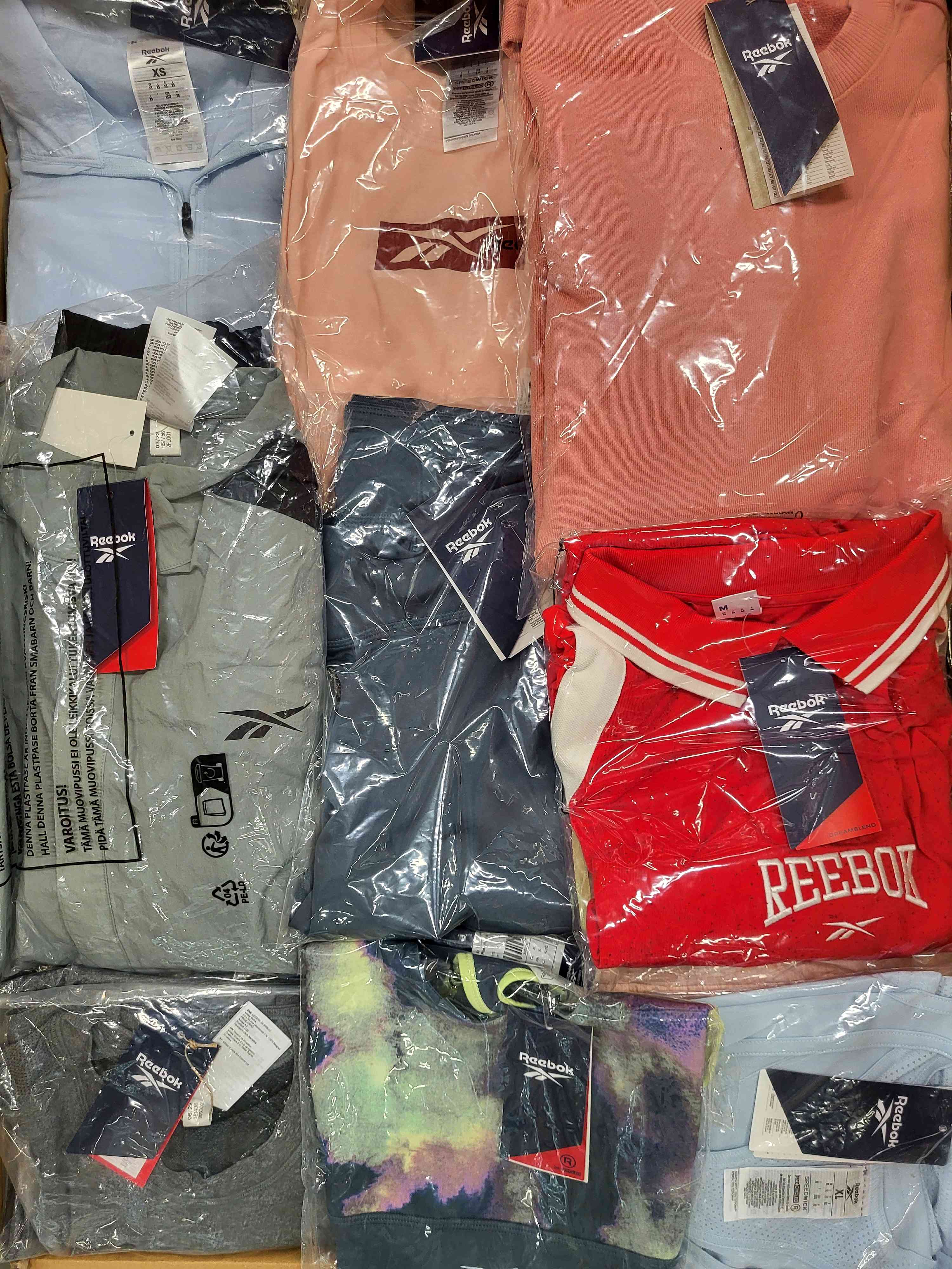 R433 3 The photo shows a package with clothing in the category R.