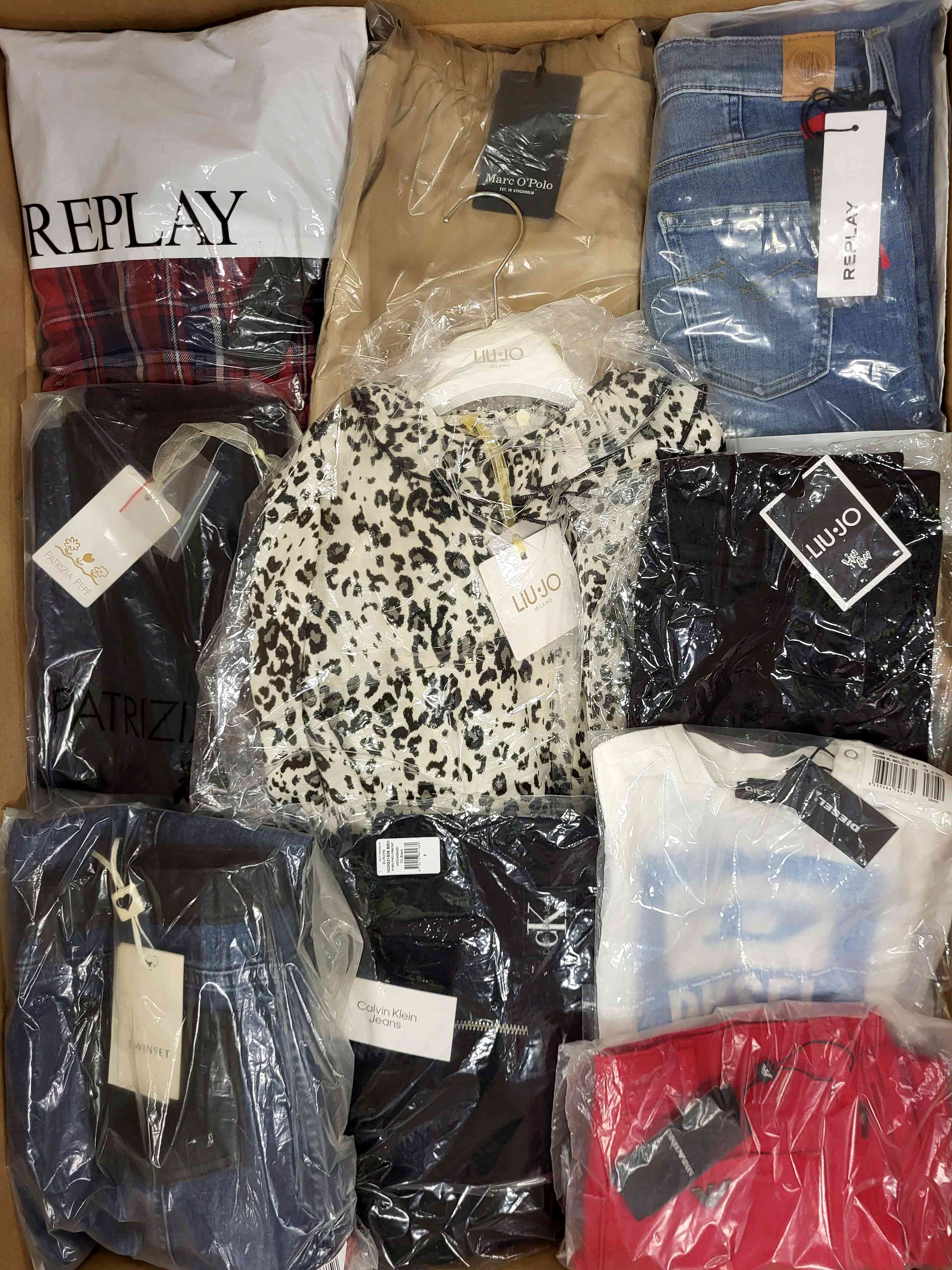 K434 3 The photo shows a package with clothing in the category K.