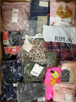 The photo shows a package with clothing in the category K.