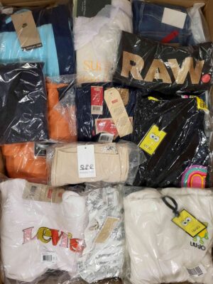 The photo shows a package with clothing in the category K.