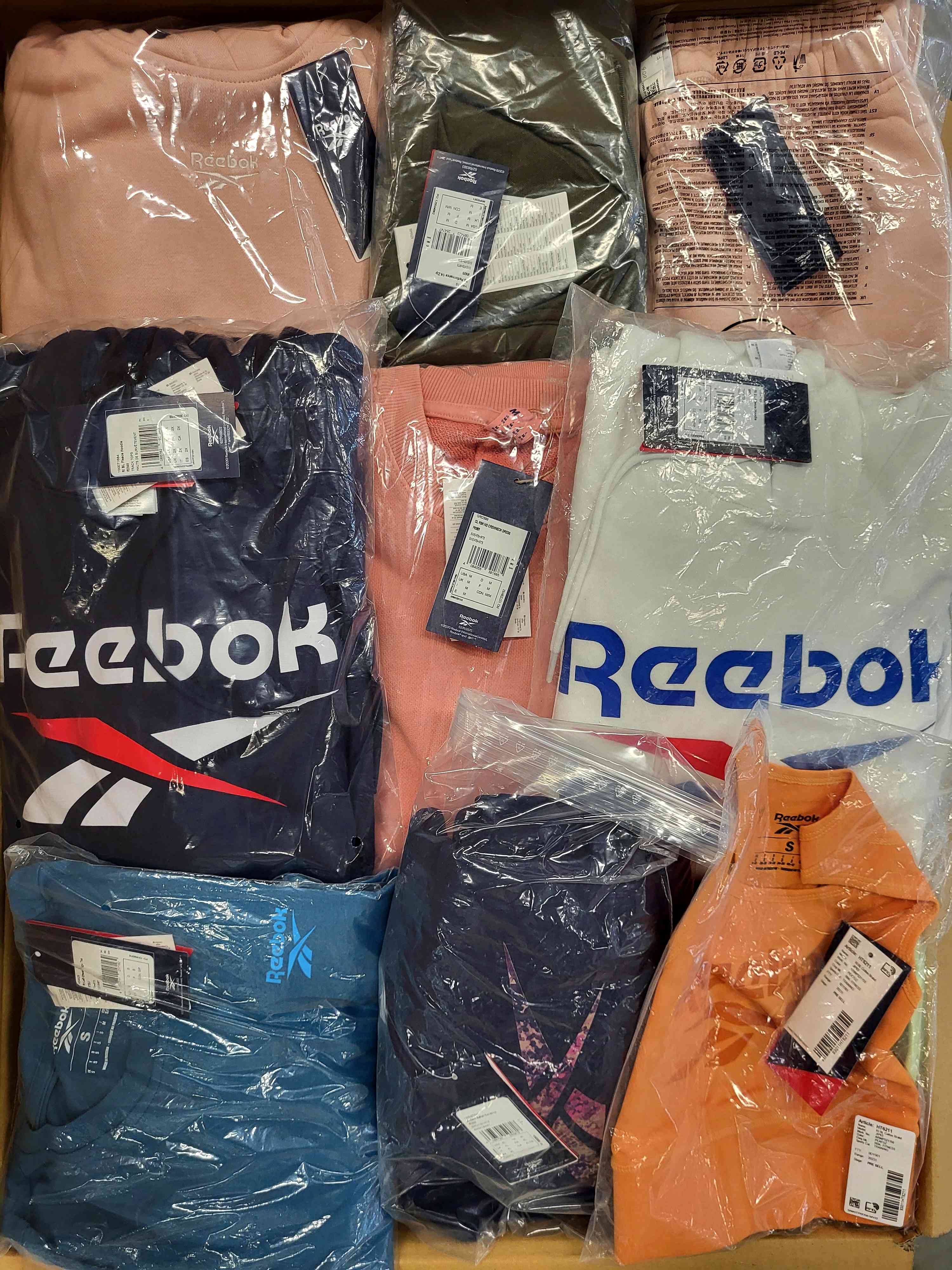 R440 3 The photo shows a package with clothing in the category R.