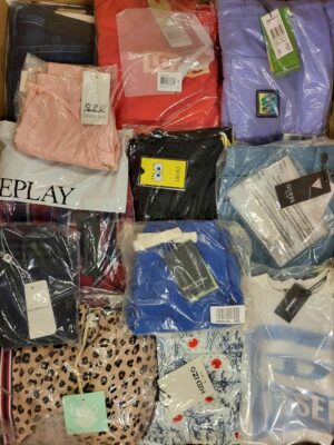 The photo shows a package with clothing in the category K.