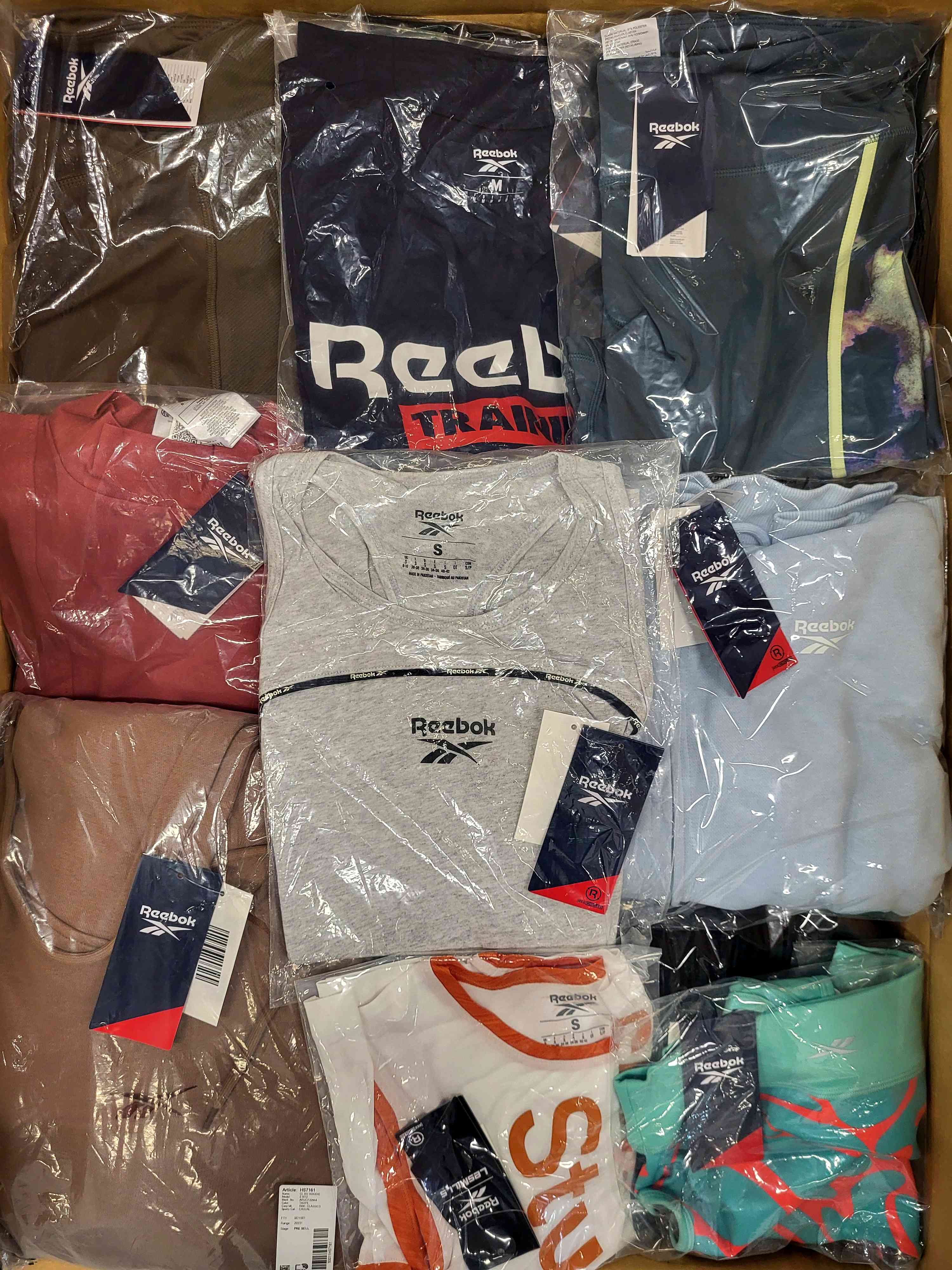 R446 3 The photo shows a package with clothing in the category R.