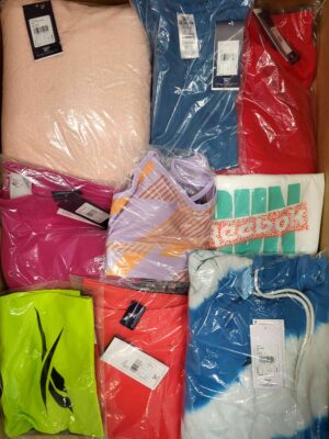 The photo shows a package with clothing in the category R.