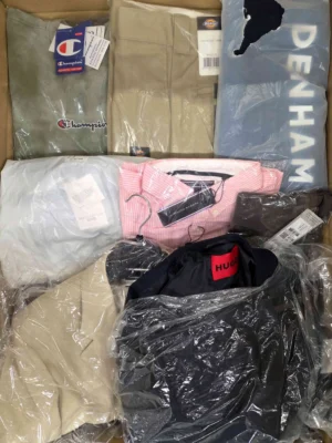 The photo shows a package with clothing in the category AM.
