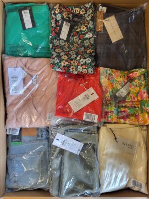 The photo shows a package with clothing in the category AR.