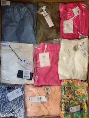 The photo shows a package with clothing in the category AR.