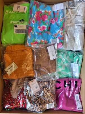 The photo shows a package with clothing in the category AR.