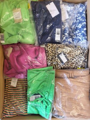 The photo shows a package with clothing in the category AR.