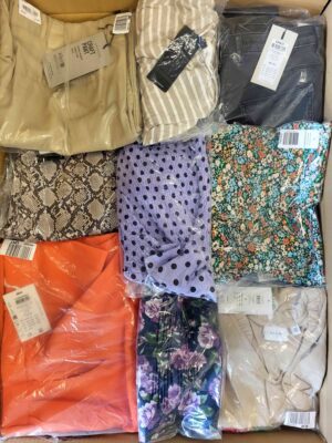 The photo shows a package with clothing in the category AR.