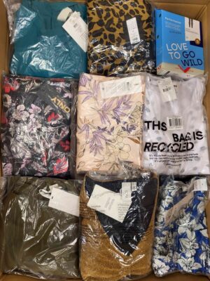 The photo shows a package with clothing in the category AR.