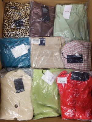 The photo shows a package with clothing in the category AR.
