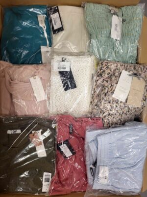The photo shows a package with clothing in the category AR.