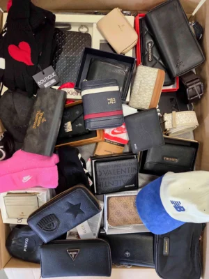 The picture shows a package with accessories in the category AC.