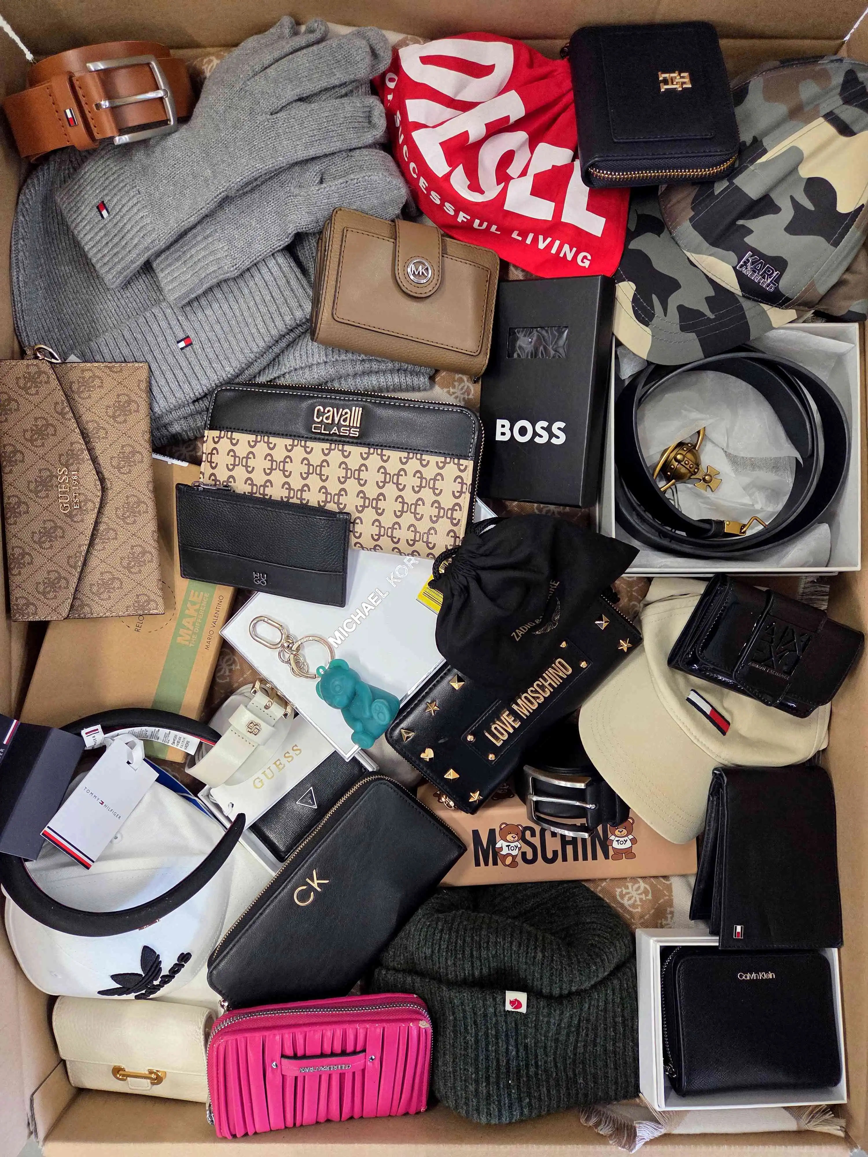 AC593 3 The picture shows a package with accessories in the category AC.